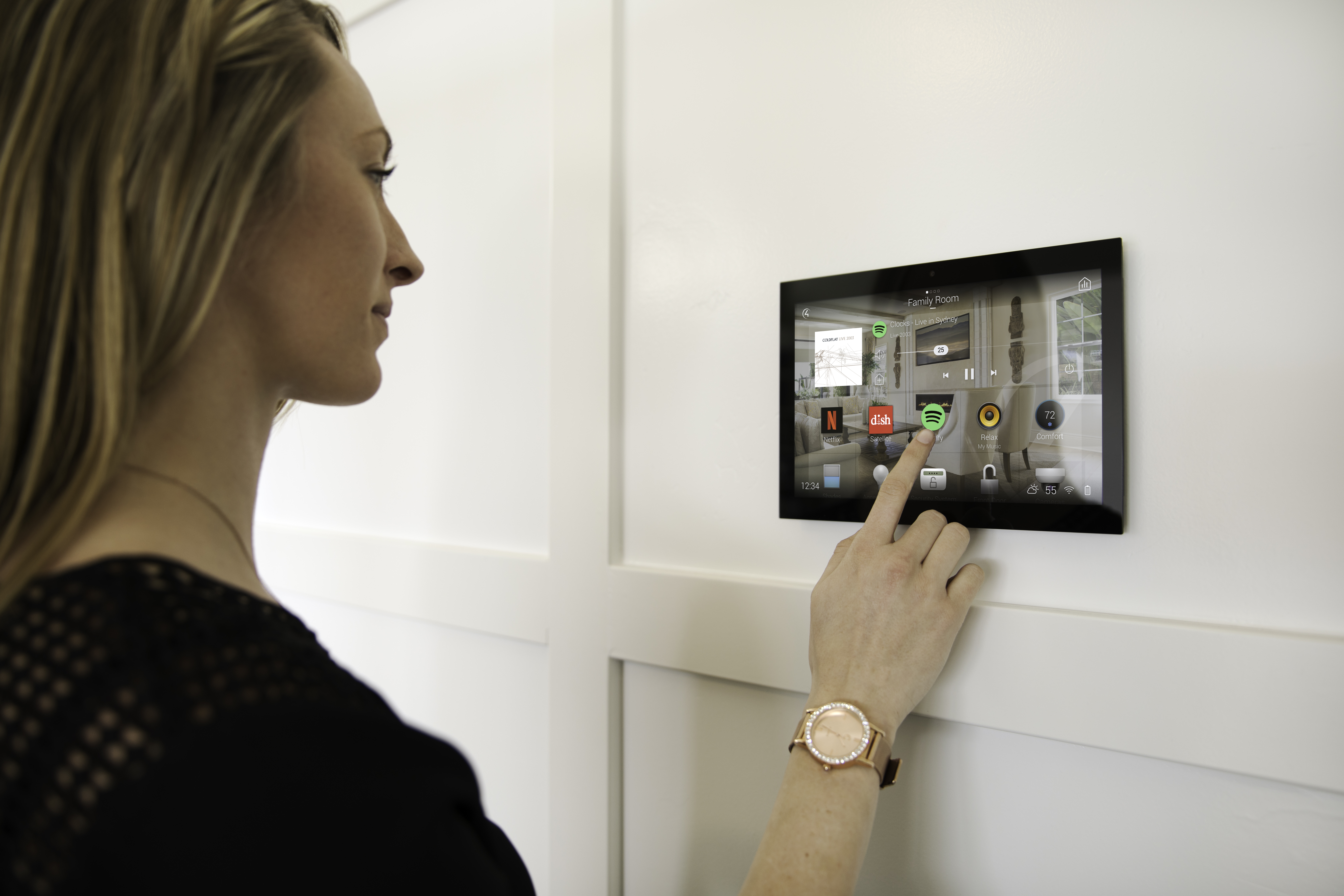 utilisatrice interface Control4 — mise en service formation réception domotique
