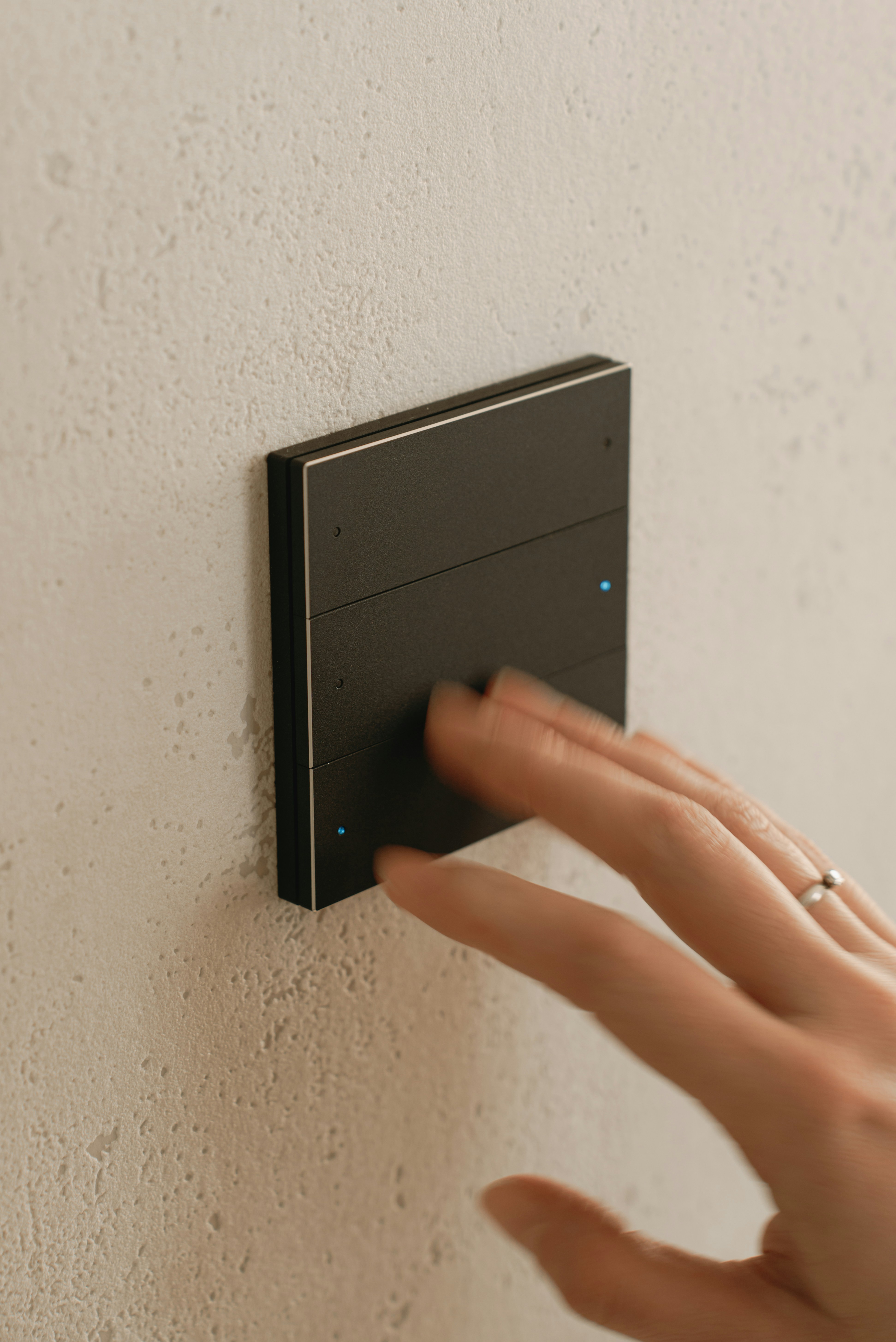 clavier mural KNX domotique résidentiel haut de gamme consultant KNX Var